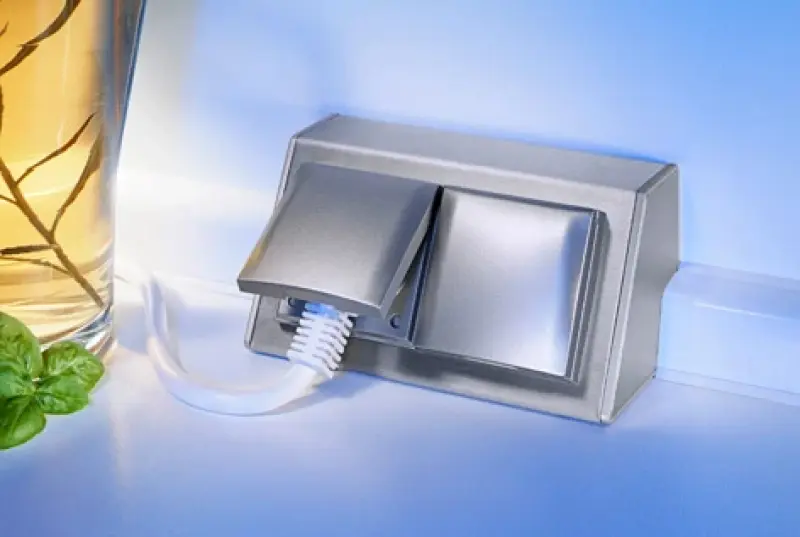 Vtičnica z 2 vtičnicama opremljena s poklopci za klapo, ozemljitev ST3900