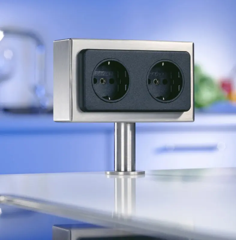 Stopnja za kuhinjski otok z 2 ozemljenima vtičnicama