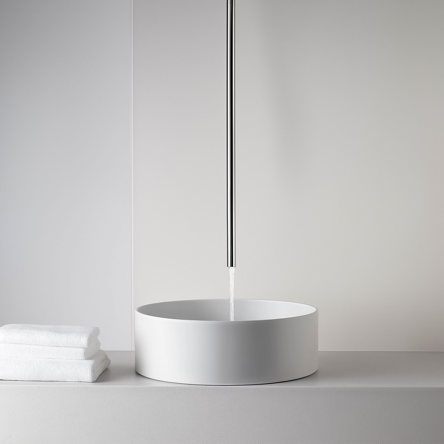 Stropno nameščene pipe: Oblikovalske sanje ali praktična nočna mora?