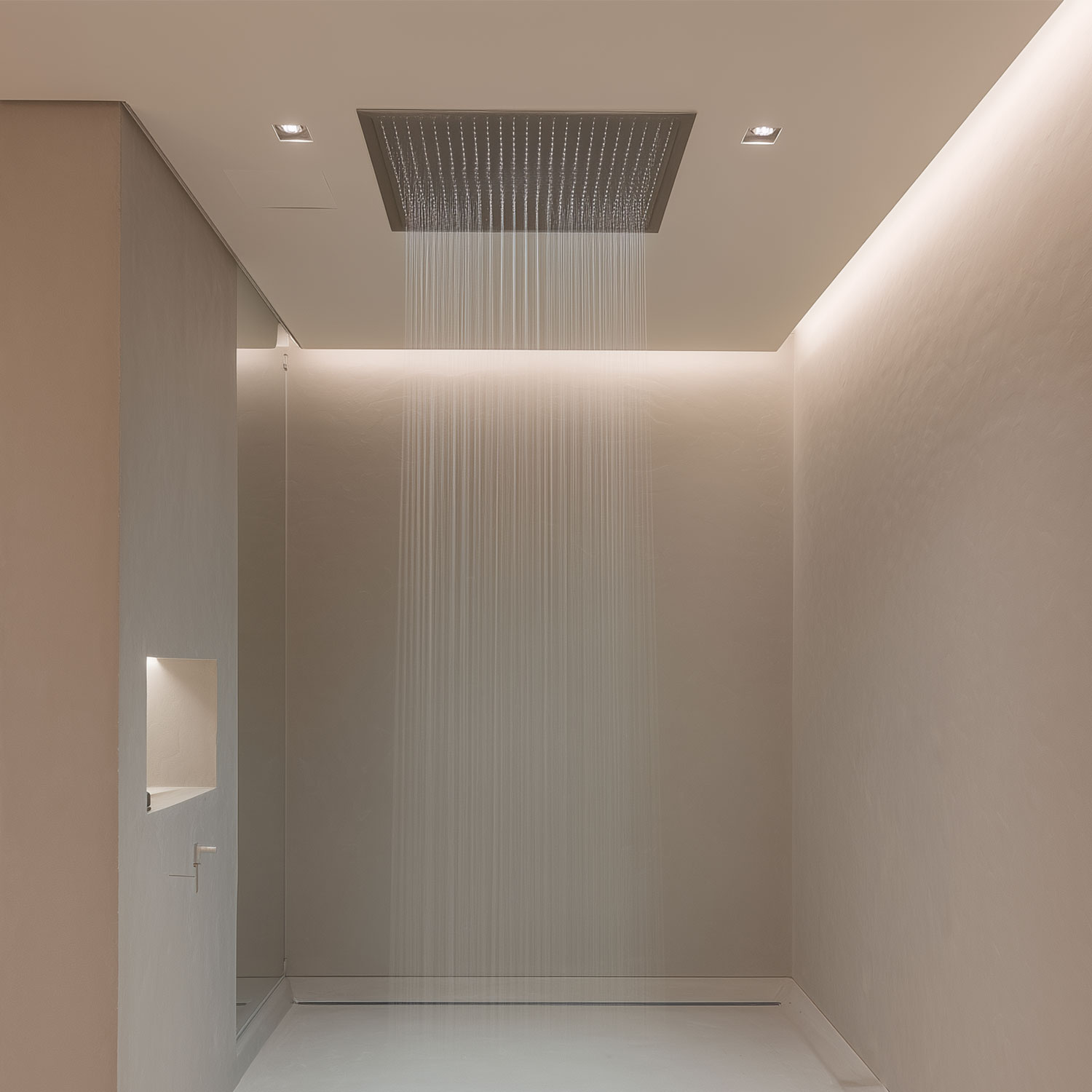 Dežne in ročne prhe: prednosti in slabosti zasnove